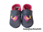 Lederpuschen dunkelblau-pink, beiderseits Vogel (pink,helgrün,orange) von Rock Queen